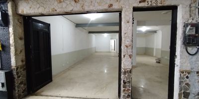 Arriendo local en Bello, sector Obrero.
Ubicado en primer piso, este espacio de 132 m ofrece una excelente oportunidad para emprender o expandir tu negocio ideal para restaurantes, en una zona altamente comercial, con constante movimiento de personas y amplia oferta de servicios alrededor.
La distribucion del local permite adaptarlo a diferentes actividades como talleres de confeccion, academias artisticas, centros de formacion, oficinas operativas u otros proyectos que requieran un area amplia, funcional y con buena iluminacion.

Su cercania a la Autopista Norte y la disponibilidad de multiples rutas de transporte publico hacen que el acceso sea facil y conveniente tanto para clientes como para colaboradores.
Para mas informacion o para programar tu visita, contactanos.
