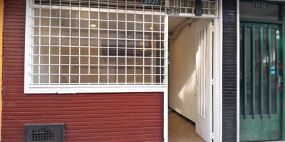 Se arrienda local ubicado en las Nieves con un área de 19 m², habilitado para comidas, cerca de la Universidad Jorge Tadeo Lozano y de la estación de Transmilenio Universidades. Excelentes vías de acceso y rutas de trasporte público.