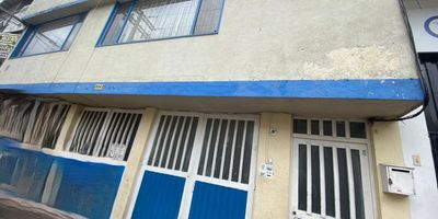 En arriendo, apartamento en edificio tipo casa, ubicado en el primer piso interior. Cuenta con 2 habitaciones con closets y dos baños completos con duchas eléctricas. La sala comedor es amplia y la cocina es integral y cerrada, ofreciendo comodidad y funcionalidad. Además, dispone de una zona de lavandería independiente. El apartamento incluye un patio amplio, que se puede utilizar como parqueadero para moto. Ideal para quienes buscan un espacio tranquilo y práctico en una ubicación conveniente. Cod: 3328