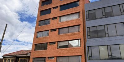 Arriendo oficina ubicada en Galerías, buena iluminación natural vista exterior, 1 espacio abierto,1 baño, pisos en cerámica, 1 parqueadero cubierto y 1 deposito; excelente ubicación, cerca de la Calle 53 y Calle 57, Carrera 30, Av. Caracas, a pocas cuadras del Estadio El Campin y el Centro Comercial Galerías, buen acceso a transporte publico SITP y Transmilenio. CANON + IVA.