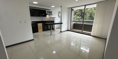 Codigo 29154. Apartamento en arriendo ubicado en Envigado sector La abadíaCaracterísticas:• 3 habitaciones (principal con vestier y baño privado) • 2 baños • Sala • Comedor • Biblioteca o estudio • Cocina abierta integral • Zona de ropas • Balcón • Parqueadero sencillo • Cuarto útil • Red de gas • Servicios públicos • 85 m² construidosDescripción:Este apartamento en Envigado, ofrece una excelente distribución, iluminación natural y espacios pensados para brindar confort en el día a día. Su zona social integra sala y comedor con salida a un balcón que aporta frescura y una vista agradable.La habitación principal cuenta con vestier y baño privado. Las habitaciones auxiliares tienen clóset y pisos en madera laminada. Además, dispone de una biblioteca o estudio, ideal para teletrabajo, lectura o actividades académicas.La cocina abierta integral con mesón en mármol cuenta con cubierta a gas y campana. El inmueble se complementa con zona de ropas independiente, parqueadero sencillo, cuarto útil, red de gas y todos los servicios públicos.Entorno:– D1 – Inder sede Alto de los Sueños – Tienda Ara Esmeraldal – Sector residencial tranquilo y con excelente movilidadZonas comunes:Portería 24 horas, lobby, parque infantil, cancha, gimnasio, salón social, piscina para adultos, piscina para niños, turco, zonas verdes, zona de mascotas y parqueadero de visitantes.Nota:Canon: $3.800.000. El propietario sí acepta mascotas.