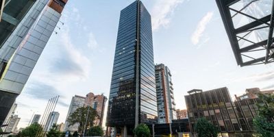Se arrienda oficina en Centro Internacional, piso 26 con vista al oriente y occidente de la ciudad, cuenta con un área de 109 m², 2 baños, se entrega con escritorio y sillas, sala de juntas y 1 parqueadero cubierto independiente. ¡¡Agenda tu cita!!