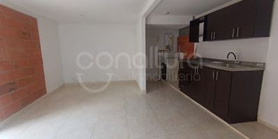 472-5859 Conaltura Inmobiliaria ofrece apartamento en arriendo en Bello barrio Guasimalito, cuenta con 3 alcobas, 3 closets, 2 baños, balcón, sala comedor, cocina semi integral, pisos en Cerámica. Ubicado en edificio con portería de vigilancia 24h, cancha de futbol, Zona BBQ, salón social, piscina de adultos y niños, parqueaderos de visitantes, cerca a jardines de la fe.