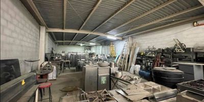 Bodega en Arriendo/Venta cerca al Centro de Medellín (1100 m²)

Bodega comercial ubicada cerca al centro de Medellín, en una vía principal de alta circulación y excelente acceso a rutas de transporte público. Cuenta con un área aproximada de 1.100 m², distribuidos en un lote de 570 m² y 1.050 m² construidos, ideal para operaciones logísticas, industriales o comerciales.

La bodega ofrece una altura de 4 metros, piso en concreto reforzado de alta resistencia y puerta camión, lo que facilita el ingreso de vehículos de carga y el movimiento de mercancía. Dispone de energía trifásica de 45 KVA, perfecta para maquinaria, producción o equipos de alto consumo.

Además, incluye un espacio de local comercial con vitrina, ideal para punto de venta, sala de exhibición o atención al público, aprovechando la visibilidad directa desde la vía principal.

Su ubicación estratégica cercana al centro de la ciudad permite fácil conexión con rutas logísticas, comercios y principales corredores viales de Medellín.
