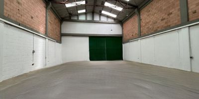 Se arrienda bodega ubicada en el Parque Industrial del Occidente, cuenta con doble altura, 3 baños, cocineta, espacios para oficinas, vigilancia 24 horas; vías de acceso a la Av. Esperanza y Carrera 13, ubicado en la zona occidente del aeropuerto. ¡¡Agenda tu cita!!