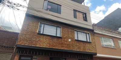 Apartaestudio interior ubicado en un tercer piso en el sector de Bellavista Occidental, con un área de 30 m2. Cuenta con una habitación, sala comedor, cocina convencional, área de lavadero y un baño. Los servicios de agua y luz se pagan según lectura de contador y el gas se asigna por número de apartamentos. Estrato 3. El inmueble está cerca de vías principales como la Calle 72 y la Avenida 68, con fácil acceso a rutas de transporte y zonas comerciales.