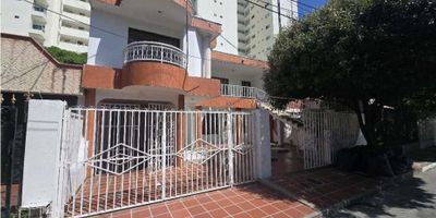 Se vende casa en Santa Catalina la casa cuenta con 9 cuartos y 7 baños tiene en el primer piso el area de la casa con sus 4 cuartos y 3 baños y en el segundo piso dos apartamentos independientes uno con 3 cuartos y 2 baños y otro con 2 cuartos y dos baños.

Excelente inversión! 

 

Para agendar cita o hacer preguntas adicionales de la publicación no dude en contactarnos 
