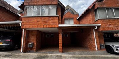 Casa duplex en arriendo, sector el campestre, cuenta con 3 habitaciones, principal con baño y vestier, 3 closets, 4 baños, habitación del servicio, sala, comedor, cocina integral, red de gas, calentador, zona de ropas, patio, parqueadero doble, 120m2. 
La unidad cuenta con parqueadero para visitantes, parque infantil, una pequeña cancha de micro fútbol, portería 24 horas.