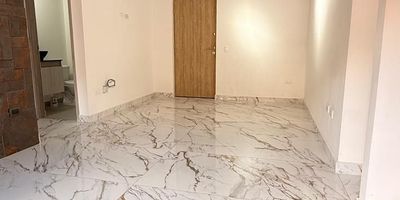 Apartamento en arriendo en la unidad Flor Apartamentos, ubicado en el sector Santa Ana. Cuenta con 62 m², cocina integral, dos habitaciones y dos baños. La unidad ofrece amplias zonas comunes como piscinas, turco, sauna, gimnasio y salón social.