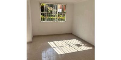 ? ¡Tu próximo hogar te espera en el Miramar

Este acogedor apartamento de 74.13 m² está ubicado en el barrio Miramar, y ofrece todo lo que necesitas: 3 habitaciones, 2 baños, sala de estar con vista exterior y parqueadero privado descubierto. Se encuentra en el 1° piso de un edificio con 1 ascensores, dentro de un conjunto cerrado con excelentes zonas comunes como piscinas, gimnasio, salón comunal, zona infantil y portería 24/7.

Con 19 años de antigüedad, estrato 3, pisos en cerámica y cocina integral, este inmueble está listo para habitar. 

? Ideal para quienes buscan comodidad, ubicación y tranquilidad. ¡Contáctame y agenda tu visita hoy! ?
