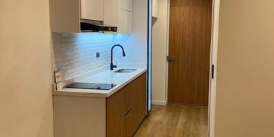 ¡APARTAESTUDIO PARA ESTRENAR!

Ubicado sobre la Av. el Dorado con Cali, acceso inmediato a transporte publico, aeropuerto, ciclorutas entre otros.

Apartamento moderno, esquinero, con excelente vista e iluminación natural.

Cocina integral moderna, closet de piso a techo, baño con excelentes acabados en porcelanato, espejo led, división de ducha, ventilación natural, calentador en ducha, lavamanos y lavaplatos, zona de lavado, espacio de estudio, mueble de TV y entretenimiento, toma corrientes tipo USB y TIPO C, ventanas antiruido, ascensor y parqueadero comunal.

Zonas comunes, lavandería, terrazas, zona BBQ, coworking entre otros.