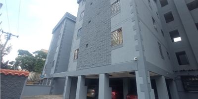 9639982 Te presento un apartamento en Cali, Valle del Cauca, con una distribución funcional y una ubicación conveniente, ideal para familias o parejas que buscan comodidad y buena movilidad.

Cuenta con 58 m², 3 habitaciones, 2 baños (incluido baño privado en la habitación principal) y una cocina integral en perfecto estado. El inmueble ha sido recientemente renovado, por lo que encontrarás espacios modernos, piso en cerámica y zona de lavandería. Se admiten mascotas y el apartamento dispone de servicios completos: agua, energía y gas domiciliario.

El edificio ofrece portería, vigilancia 24 horas, garaje y shut de basura, garantizando seguridad y practicidad todos los días.

Su ubicación es de fácil acceso, con vías pavimentadas, cercanía a centros comerciales, transporte público, parques, zonas verdes, colegios, universidades, supermercados y restaurantes.

Un espacio listo para habitar, con todo lo necesario a tu alrededor.
Contáctame para más información o agendar una visita.
