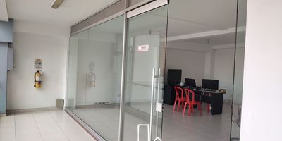 Estupendo local comercial de 42,2 m² en segundo piso, ubicado en moderno strip mall.
Ideal para todo tipo de negocios gracias a su excelente visibilidad y flujo constante de visitantes.

Situado en el sector comercial de Ricaurte, a pocas cuadras de la Cra. 13 y la Av. NQS, con fácil acceso a estaciones de TransMilenio, lo que garantiza una alta conectividad para clientes y colaboradores.

El minicentro comercial cuenta con zonas de parqueo operadas por la empresa Parkin y dispone de baterías de baños independientes para hombres y mujeres, ofreciendo comodidad y funcionalidad para usuarios y visitantes. Cod: 887
