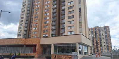 Se arrienda encantador apartamento en Gran Granada, con 64 m . Este luminoso espacio de un nivel cuenta con sala -comedor, tres alcobas con closets, un estudio, y dos baños, con excelentes acabados, vistas externas. La cocina integral está equipada con estufa a gas, calentador de gas. Además, disfruta de un acogedor balcón, zona de ropas, garaje cubierto sencillo y deposito. La propiedad está ubicada en una zona estratégica, cerca de comercios, colegios, y parques, con fácil acceso a vías principales como la Calle 80 y Calle 72. Con vigilancia 247 y ascensor, gimnasio y zonas de recreación. No pierdas la oportunidad de vivir en este maravilloso espacio Canon mas valor de admon, para mayor información comuníquese con la ejecutiva comercial Mireya Fernadez al celular yo whatsapp 3185852013, al correo mireya.fernandezinmobiliariasaliadas.com