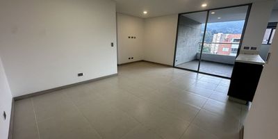 Codigo 29151. Apartamento en arriendo ubicado en Envigado sector Loma de los mesaCaracterísticas:• 3 habitaciones (2 con baño privado; la principal con vestier) • 3 baños • Sala–comedor amplia • Cocina abierta integral • Zona de ropas independiente • Balcón • Parqueadero doble lineal • Cuarto útil • Red de gas • 100 m² construidosDescripción:Este apartamento ubicado en la Loma de los Mesa (Envigado), ofrece comodidad, amplitud y un diseño moderno ideal para quienes buscan un estilo de vida tranquilo pero cerca de todo.Cuenta con sala–comedor iluminada, balcón con vista abierta y una cocina abierta integral con mesón en quarztone, cubierta a gas y campana. La distribución favorece la privacidad: la habitación principal incluye vestier y baño privado, la segunda habitación también tiene baño privado y la tercera habitación cuenta con clóset y piso en madera laminadaIncluye parqueadero doble lineal, cuarto útil, zona de ropas independiente, red de gas y todos los servicios públicosEntorno:– Transversal La Intermedia – Supermercado SuperMú – Smart Fit de La Intermedia – Mall Terracina Plaza – Sector residencial de alta valorización y excelente movilidadZonas comunes:Portería 24 horas, lobby, parque infantil, salón de juegos para niños, cancha, gimnasio, salón social, piscina para adultos, piscina para niños, turco, zonas verdes, zona de mascotas y parqueadero de visitantes.Nota:Canon: $5.500.000. El propietario no acepta mascotas.