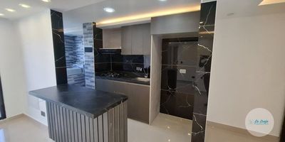 Se ofrece apartamento para arriendo o venta en Rionegro, con un área de 53 m². El inmueble cuenta con tres habitaciones, cada una con clóset, dos baños, sala comedor, cocina integral, zona de ropas, piso en cerámica y un balcón. Está ubicado en el segundo piso y cuenta con red de gas y calentador.No dispone de parqueadero privado. Es un apartamento para estrenar, situado a solo 15 minutos del parque principal de Rionegro, sobre la antigua vía, en el sector de Marinilla, frente al colegio UCO Bilingüe y al Club Macarena.La unidad residencial ofrece ascensor, portería 24 horas y parqueadero para visitantes. El sector se destaca por su acceso pavimentado, seguridad, ambiente campestre y residencial, así como por la cercanía a colegios, transporte público y su ubicación sobre vía principal.