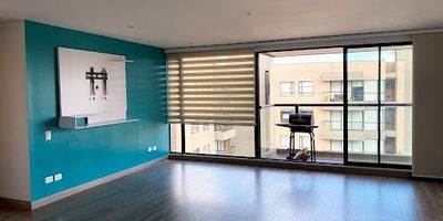 Excelente apartamento de 98 metros ubicado en Cantalejo Alejandría, con iluminación y ventilación natural en todos sus espacios, cálido, moderno, piso 12, vista al conjunto, sol de la tarde. Apartamento de 3 alcobas, alcoba principal con baño, baño de alcobas,  sala-comedor y estudio en un solo ambiente con balcón, cocina integral a gas abierta, zona de lavandería, 2 garajes independientes amplios y 1 deposito. El edificio cuenta con gym, zonas húmedas, piscina para adultos y para niños, cancha múltiple, juegos infantiles. Zona residencial tranquila y segura. Excelente ubicación cerca a la Autopista Norte, Calle 153 y Avenida Boyacá. El valor del arriendo es de $4.000,000 más la administración