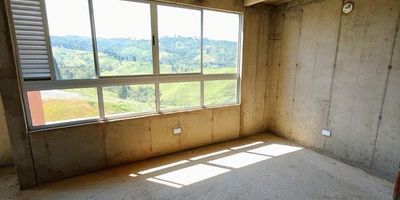 Venta de cesión de derechos – Apartamento en obra gris, ubicado en Distrito Primavera, Caldas, una de las zonas con mayor proyección de desarrollo y crecimiento en el municipio. En un lote campestre, que permite disfrutar de un ambiente natural y tranquilo cerca de la ciudad. Distribución: 3 alcobas 2 baños Sala comedor Cocina Zona de ropa y parqueadero privado. La unidad Cuenta: Piscina Zona infantil Cancha múltiple Zonas verdes Portería 24/7 Parqueaderos comunes Lugares cercanos: 8 min del Parque de Caldas 8 min de San Vicente de Paúl Caldas 8 min de Tienda D1 7 min del Supermercado La Vaquita 3 min de la Variante de Caldas ¡Ven a visitarlo hoy mismo y enamórate a primera vista!