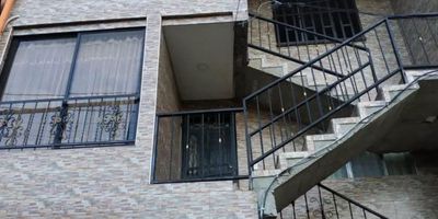 Venta de casa 3 y 4 piso en el exlusivo sector de cabañas en bello, una de las zonas más cotizadas de bello. Ideal para quienes buscan comodidad, seguridad y una excelente ubicación.

Características del inmueble: Área: 72.82 m², 3 habitaciones la principal con baño y closet, con excelente iluminación natural, las otras dos habitaciones con closet, baño social completo, Cocina integral con barra americana, Sala-comedor, zona de ropas y terraza techada con vista a la ciudad.