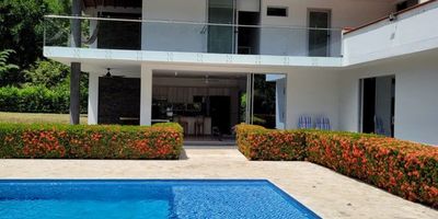 Se vende espectacular finca en Sopetran, Antioquia, una de las zonas más hermosas de Colombia. Esta propiedad cuenta con un terreno de 2918 M2 y una impresionante construcción de 341 M2, distribuidos en 4 amplias alcobas y 3 baños, perfectos para alojar a toda tu familia y amigos. Además, esta finca es ideal para aquellos amantes de las mascotas, ya que admite la compañía de tus amigos peludos. También está completamente amoblada, por lo que puedes mudarte de inmediato y disfrutar del hermoso balcón con vista a la zona campestre. En su interior, encontrarás dos baños auxiliares para mayor comodidad, junto con un espacioso baño en la habitación principal, perfecto para relajarte después de un día en la piscina. La barra estilo americano en la cocina te permitirá preparar deliciosos platillos mientras compartes con tus seres queridos. Además, cuenta con clósets y una cocina totalmente equipada.