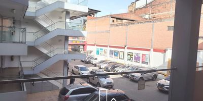 Estupendo local comercial de 30.02 m² en segundo piso, ubicado en moderno strip mall.
Ideal para todo tipo de negocios gracias a su excelente visibilidad y flujo constante de visitantes.

Situado en el sector comercial de Ricaurte, a pocas cuadras de la Cra. 13 y la Av. NQS, con fácil acceso a estaciones de TransMilenio, lo que garantiza una alta conectividad para clientes y colaboradores.

El minicentro comercial cuenta con zonas de parqueo operadas por la empresa Parkin y dispone de baterías de baños independientes para hombres y mujeres, ofreciendo comodidad y funcionalidad para usuarios y visitantes. Cod: 889