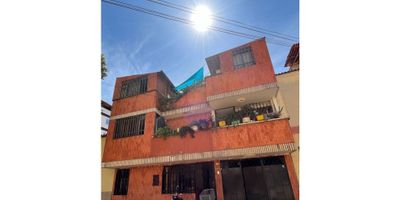 VENTA CASA COMERCIAL TRES PISOS BARRIO  LA UNIVERSIDAD COD:1102
 
Área 192 m²


 Primer Piso Área 64 m²
 ✅Local Comercial
 ✅2 Baños
 ✅Cuarto de Bodega
 ✅Salón Amplio


Segundo Piso Área 64 m²


 ✅3 Habitaciones 
 ✅Sala Comedor
 ✅Cocina Tradicional 
 ✅1 Baño


Tercer Piso Área 64 m²


 ✅2 Habitaciones 
 ✅Sala Comedor
 ✅Cocina Tradicional 
 ✅1 Baño
 ✅Patio de Ropas


Con Balcones
♻ Valor de Venta: $600 Millones

INFORMES: 3015948700 - 3003681081
