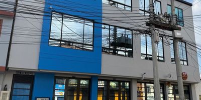 Se arrienda local en zona comercial del barrio San Fernando, primer nivel con baño, ideal para peluquería, venta de accesorios para vehículos, papelería y cafetería; a pocas cuadras de la Av. Carrera 68, Calle 72, Calle 68, excelentes rutas de acceso SITP.