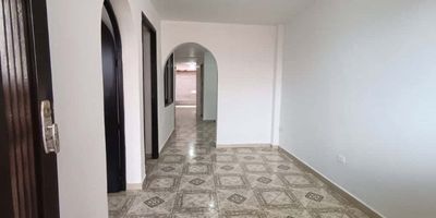Apartamento en venta en Itagüí, ubicado en el barrio San Pío, en un segundo piso con un área de 87 metros cuadrados, estrato 2. Un inmueble amplio, funcional y con excelente distribución, ideal para quienes buscan un hogar cómodo o una propiedad con potencial para generar rentabilidad.En el segundo nivel encontrarás una sala comedor independiente, tres habitaciones con closet, un baño social, una cocina amplia y un patio generoso que brinda ventilación e iluminación natural, perfecto para labores del hogar o como espacio adicional.En el primer nivel, la propiedad cuenta con un apartaestudio independiente de 23 metros cuadrados, tipo solo ambiente, con cocina sencilla y baño, ideal para renta adicional, oficina o estudio privado.Ubicado en una zona segura, con excelente flujo comercial y fácil acceso al transporte público, lo que convierte esta propiedad en una oportunidad ideal tanto para vivienda como para inversión.Raskcielo te presenta esta magnífica oportunidad en San Pío. ¡Contáct