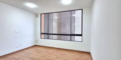 Apartamento para estrenar, de vista interior, ubicado en Octavo piso, de 42 M2 con muy buena iluminación natural, cuenta con sala comedor, dos alcobas con closet, pisos laminados, dos baños y cocina integral a gas. El conjunto cuenta con salón comunal, gimnasio, parque infantil, terraza comunal, canchas deportivas, zona BBQ, vigilancia 24/7, ascensor y CCTV. Cerca a Carrera 68, Terminal de Transportes Salitre, Avenida Boyaca, Calle 13, Centro Comercial Multiplaza, Centro Comercial Salitre Plaza, zona residencial y rutas del Sitp