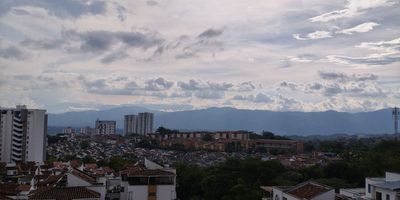 Hermoso, amplio y muy bien ubicado apartamento penthouse dúplex de 120 m² en conjunto residencial exclusivo, ideal para quienes buscan comodidad, vista privilegiada y excelente ubicación.

? Precio: $470.000.000 negociables
? Administración: $550.000

Distribución del inmueble

? Primer nivel:

Sala-comedor con excelente iluminación natural

Balcón con vista panorámica

Hall de TV

Amplia terraza privada

Cocina integral

Zona de ropas independiente

Habitación de servicio con baño

Baño social


? Segundo nivel:

3 habitaciones con clóset

Baño auxiliar

Habitación principal con baño privado

Características adicionales:

2 parqueaderos propios

Estrato 4

Zonas sociales del conjunto:

Piscina para adultos y niños

Cancha de baloncesto

Zona BBQ

Salón social

Vigilancia privada

Perfecto para quienes buscan exclusividad, amplitud y ubicación estratégica.