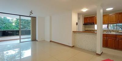 Apartamento en arriendo, ubicado en El Poblado, sector La Frontera, cuenta con buenos acabados y amplios espacios, dispone de 3 habitaciones con closet, 1 vestier, 2 closets, sala-comedor, cocina integral con red de gas, calentador a gas, patio con zona de lavandería, balcón. La unidad cuenta con portería las 24 horas del día, parqueaderos y ascensor.