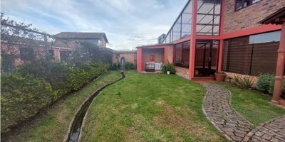 Esta espectacular casa ubicada en la exclusiva zona de Guaymaral en Bogotá ofrece un estilo de vida privilegiado, rodeado de tranquilidad, amplias zonas verdes y un ambiente residencial de alta valorización. El inmueble cuenta con un área total aproximada de quinientos ochenta y cinco metros cuadrados y un área construida de trescientos once metros cuadrados, distribuidos inteligentemente para brindar comodidad, amplitud y privacidad. Dispone de tres habitaciones confortables, todas con excelentes acabados y distribución, acompañadas de dos baños completos. La casa se destaca por su amplia zona social, con espacios luminosos y ventilados, ideales para reuniones familiares o para disfrutar de la tranquilidad del entorno. La cocina integral, moderna y funcional, se integra perfectamente con las demás áreas, permitiendo una dinámica práctica y agradable para el día a día.

El conjunto al que pertenece la propiedad ofrece beneficios únicos como seguridad vigilada veinticuatro horas, zonas verdes amplias, parque infantil, cancha de tenis, sala de negocios, terraza comunal y espacios diseñados para el descanso y la recreación. Su ubicación estratégica en Guaymaral permite un fácil acceso a vías principales, cercanía a clubes, colegios campestres y servicios esenciales, manteniendo siempre la privacidad y el ambiente campestre que caracteriza este sector.

Esta propiedad representa una oportunidad excepcional para quienes buscan confort, exclusividad, amplios espacios y un ambiente natural sin alejarse de la ciudad. Es ideal tanto para vivienda familiar como para inversión, gracias a su excelente valorización y a su entorno de alto perfil residencial.
