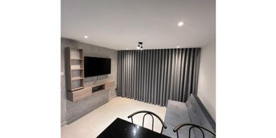 Características generales
El apartamento cuenta con 2 habitaciones y 2 baños. No tiene habitación ni baño de servicio. No se registró baño social. Dispone de parqueadero descubierto; no cuenta con parqueadero cubierto ni cuarto útil. La unidad residencial ofrece piscina, salón social, portería, parque múltiple, shut de basuras, zonas verdes y parque lineal. No tiene zonas comunes internas adicionales. El área construida es de 50 m² y el apartamento está ubicado en el piso 6. 

Descripción interna y dotación
El apartamento está para estrenar y se entrega completamente amoblado. Incluye nevera Mabe, lavadora/secadora Samsung, un televisor LG Smart de 50 pulgadas y otro de 43 pulgadas, dos aires acondicionados de 12.000 y 9.000 BTU marca Olimpo, sofá cama, dos sillas tipo barra, cortina blackout en la sala y persianas blackout en las alcobas. La habitación principal cuenta con cama queen y una cama sencilla auxiliar; la segunda habitación tiene cama doble y una cama sencilla auxiliar. Adicionalmente, incluye doble juego de sábanas para cada una de las 6 camas y sus respectivas almohadas. Observación: se entrega amoblado al 100%.
