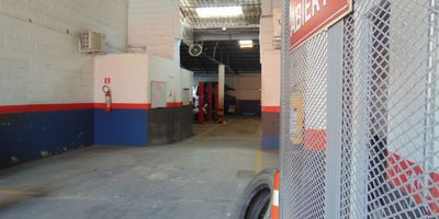 Bodega en arriendo en el sector del Bosque de la ciudad de Cartagena, este inmueble cuenta con un área total de 650 mtr2 distribuida entre bodega principal y oficinas administrativas, el lugar ideal para que tu negocio se ubique en una zona estratégica a pocos metros del corredor de carga y a pocos minutos zona industrial de mamonal y sociedad portuaria del barrio manga, este inmueble ademas cuenta con transporte publico cercano, almacenes de cadena, entidades financieras y demás entidades comerciales de la zona.