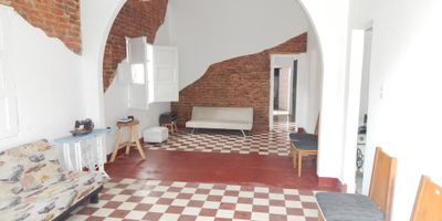 Casa en venta ubicada al norte de la ciudad de Barranquilla, cuenta con un área total de 466m2 , cuenta con 4 habitaciones , 1 baño , cocina tradicional , cajas de aire , parqueadero cubierto , el patio es bastante amplio , se puede adecuar una entrada por el garaje que de hasta el patio, terraza amplia