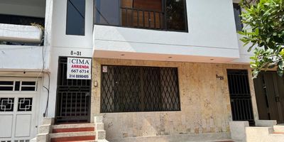 Segundo piso independiente, calle muy residencial y cerca al centro ccial Chipichape, no tiene garage, salacomedor amplios, terraza privada, baño social, 2 alcobas, la principal con baño privado, cocina integral y cuarto de empleada con baño