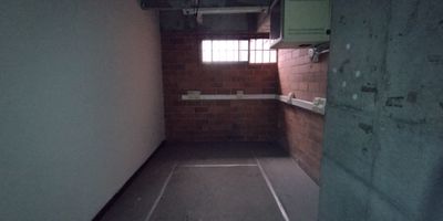 Bodega de 175,55m en Ciudad del Rio, Medellin, con excelente distribucion, 1 parqueadero, Ubicacion estrategica con facil acceso a la Avenida Las Vegas y transporte publico. Cerca de supermercados, restaurantes y servicios. Ideal para empresas que buscan comodidad, accesibilidad y proyeccion en una zona empresarial en crecimiento. Contactanos!