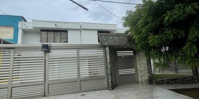 Casa en arriendo en exclusivo sector residencial estrato 5. Amplio inmueble de 600 m² con siete habitaciones y siete baños independientes, perfecto para familias numerosas o empresas. Espacios generosos y bien iluminados, acabados contemporáneos, sala doble, comedor aparte, cocina integral, zona de labores, terrazas y balcones panorámicos. Cuenta con garaje cubierto, patio interno y sistema de seguridad. Ubicación privilegiada, cerca de vías principales, centros comerciales y colegios. Excelente opción para quienes buscan confort, distinción y funcionalidad en un sector de alta valorización