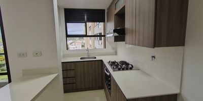 Apartamento ubicado en piso 5, distribuido en tres habitaciones, incluida una habitacion principal con vestier y bano privado. Cuenta con bano social, sala-comedor y cocina integral con horno, ademas de una vista tranquila. El conjunto ofrece piscina cubierta y descubierta, turco, sauna, salon social, gimnasio, zonas verdes, cancha de squash y parqueadero para visitantes, brindando variedad de espacios para uso diario y recreativo.