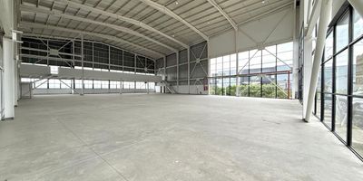 Buscas un espacio realmente amplio y versatil para impulsar tu empresa? Este inmueble de 2.060 m te ofrece una distribucion excepcional que se adapta a multiples tipos de negocio. Su area general de 1.225 m brinda amplitud y flexibilidad para adecuaciones segun tus necesidades, mientras que el mezzanine de 220 m te regala una vista panoramica a la ciudad, ideal para oficinas, exhibicion o areas administrativas. Ademas, cuenta con una bodega independiente de 616 m que aporta funcionalidad y autonomia operativa.

Ubicado sobre una de las avenidas principales, en un sector exclusivo, tendras excelente visibilidad, facil acceso y cercania el estadio, el aeropuerto, zonas residenciales de alto nivel, gimnasios, parques, centros comerciales, restaurantes, clinicas, supermercados, colegios y universidades.

Agenda tu visita y conoce el potencial que este inmueble.