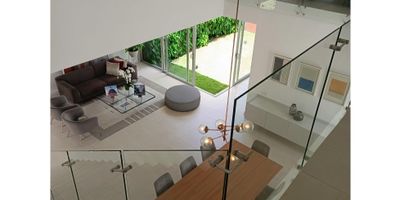 RENT-A-HOUSE VENDE maravillosa moderna y minimalista casa, que cuenta  con una fachada de lineas limpias y amplio jardín.
Al entrar, nos recibe un amplio y luminoso espacio,  decorado con obras de arte Contemporáneo y muebles de diseño.La sala de estar como toda la casa cuenta con un sistema de Automatización que controla la Iluminación y la temperatura, creando un ambiente acogedor y gradable. 

Los muebles son elegantes y funcionales, con tonos neutros y toques en colores vibrantes. La cocina, abierta y espaciosa, está equipada con electrodomésticos de última generación, también robotizados, que facilitan la preparación de comidas.

Las habitaciones están decoradas con un estilo moderno, con amplios ventanales que permiten la entrada de luz  y ese toque natural de los jardines verticales, cada una con su propio baño interno,  manteniendo la coherencia en el uso de materiales como la madera. Los baños son auténticos spas, con duchas de efecto lluvia y acabados de primera. 

En el centro de la propiedad, encontramos un jardín paisajístico que complementa la casa, con un espacio equipado para realizar asados y disfrutar del aire libre con familiares y amigos. 

La estructura está equipada con paneles solares en el techo, que le permiten un excelente ahorro eléctrico.
Este hogar no solo es un ejemplo de tecnología avanzada y sostenibilidad, sino que también refleja un estilo de vida moderno y elegante como el que usted y su familia se merecen. - 25-904