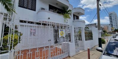 Se Vende Hermosa Casa dos niveles Ubicada en Barrio Pie de la Popa lista para habitar, en la plata baja cuenta con garaje cerrado, amplia sala comedor, sala de tv y junto a ella un bello patio, zona de labores, habitación y baño de servicio, cocina y baño social, en la segunda planta cuenta con 4 habitaciones dos de ellas con baño interno y un baño para compartir, todas las habitaciones cuentan con aire acondicionado y closets. La casa esta ubicada en calle principal cerca de clínicas, supermercados y centro comerciales. - 24-258