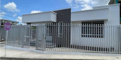 Casa en VENTA recien remodelada con acabados de primera para ESTRENAR en ubicación privilegiada de Baranoa.

Propiedad construida en esquina, lo que proporciona una amplitud a los espacios y excelente distribución. Con acceso a las principales calles, y rodeada de tiendas de conveniencia y amenidades. - 25-242