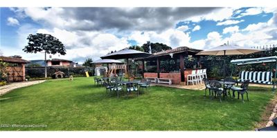 Rentahouse Arrienda  Hermosa Casa de campo, estilo colonial con acabados de primera calidad y diseños unicos, amplios espacios soleados e iluminados con vista a jardines, techos altos, habitaciones con banos privados, Habitacion principal en suite con jacuzzi y turco, Bellos espacios al aire libre, Bohio para BBQ, terraza, - 25-413