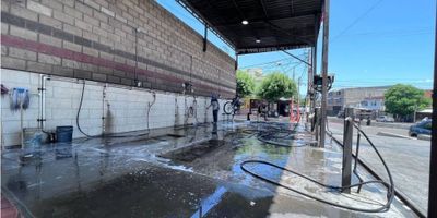 SE VENDE 
AUTOWASH CÚCUTA

Área terreno: 675 m2

Área construida: 939 m2
1 piso: 312 m2
2 piso: 510 m2
3 piso: 117 m2

Consta de:
1 piso : 
• 10 pistas de motos con gatos hidráulicos ( motobombas chapuceras hidrojet)
• 3 pistas de carros (1 gato hidráulico)
• 1 local de 6 m2
• 1 local de 36 m2

2 piso: 
• 1 cafetería bar: Mesas, Sillas, Nevera
• 1 salón de pool 3 piso:
" Oficina con baño y muebles 

Servicios públicos:
" Luz
" Alcantarillado
" Poso de agua con permisos de Corponor
" Gas Domiciliario
" Internet- línea fija
" Documentación Certificada

Valor del negocio:
2.000.000.000 - 24-1164