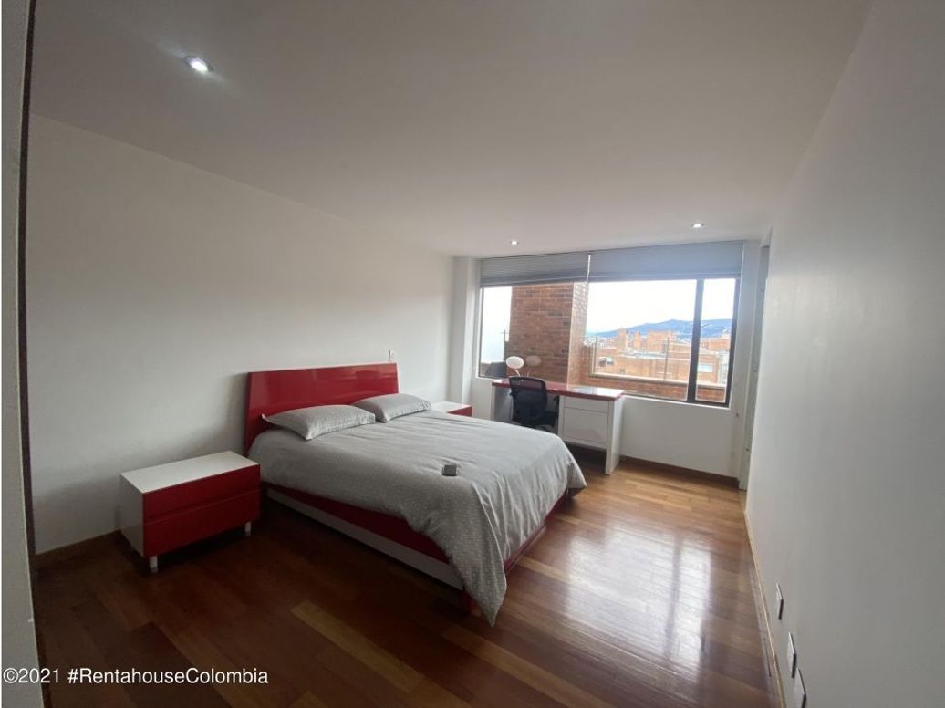 Apartamento de 5 alcobas en venta en Santa Barbara Central, Bogotá, 420 m² · foto 17 de 20
