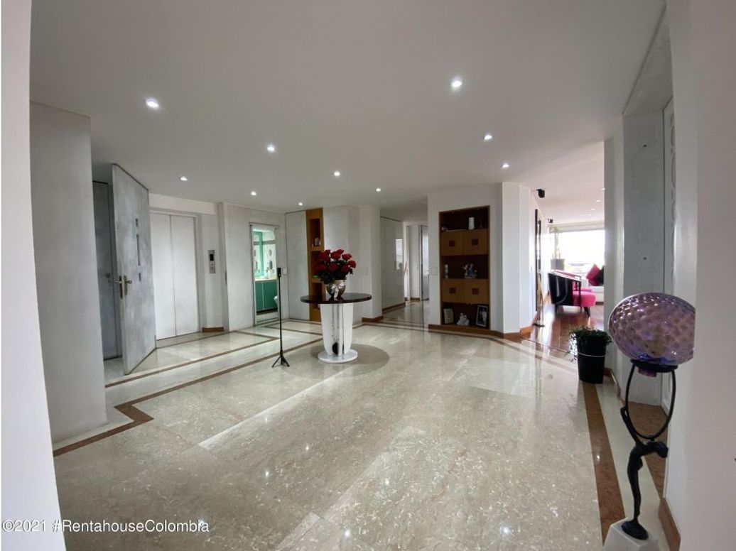 Apartamento de 5 alcobas en venta en Santa Barbara Central, Bogotá, 420 m² · foto 3 de 20