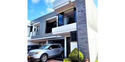 Rentahouse Vende Estupenda Casa en Conjunto Cerrado con Vigilancia permanente, zona social de la casa amplia e integrada, cocina abierta, 4 amplias habitaciones, casa esquinera, el conjunto cuenta con gimnasio cubierto y al aire libre, salon social , BBQ, cancha multiple, parqueaderos de visitantes, lista para firmar, LLAMA YA!!!! - 25-424