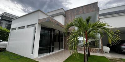 Te presento esta excelente casa con muy buena ubicación rodeada de naturaleza y un área de 1000m2, cuenta con sala-comedor, seis habitaciones, ocho baños, cocina integral, zona de ropas, picina, gimnasio, zona de entretenimiento, pisos en laminado y garaje independiente, el sector es residencial, cerca a sector comercial, bombas de gasolina, transporte publico cercano y cómodas vías de acceso. - 25-298