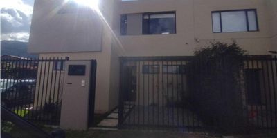 Rent-A-House Colombia Vende Preciosa casa campestre en Conjunto Cerrado de solo 4 casas, un terreno de 312M2 y 172M2 cosntruidos en 2 niveles, amplios espacios, baño social, sala, comedor separada por chimenea, estudio independiente, amplia cocina con estufa de 5 quemadores y lava vajillas, zona de lavanderia, 3 habitaciones con sus vestier, 2 baños mas, sala de tv, jardin interior con BBQ. - 25-319